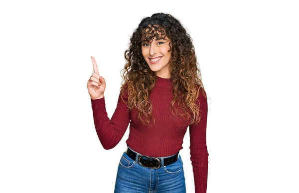 Gündelik Giysiler Giyen Genç Spanyol Kız Bir Numarayı Gösterip Işaret — Stok fotoğraf