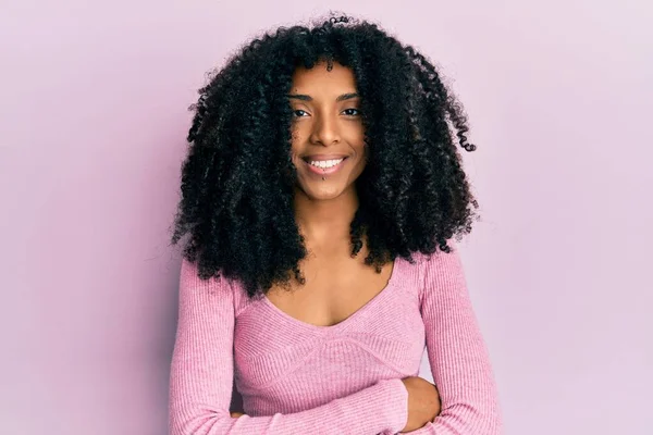 黑头发的非洲裔美国女人穿着休闲的粉色衬衫 满脸喜笑 交叉双臂看着相机 积极的人 — 图库照片