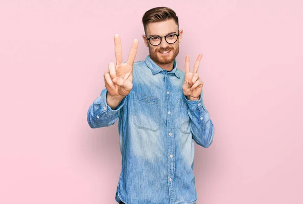 Mladý Rusovlasý Muž Neformální Džínové Košili Usmívající Kameru Ukazující Prsty — Stock fotografie