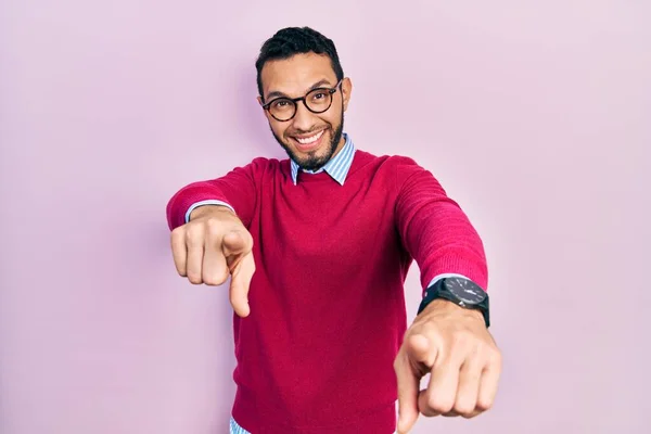 Hispanic Man Med Skägg Bär Business Shirt Och Glasögon Pekar — Stockfoto
