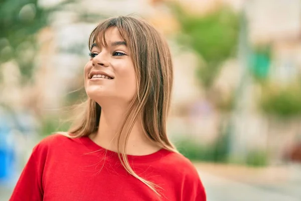 Caucasiano Adolescente Menina Sorrindo Feliz Cidade — Fotografia de Stock