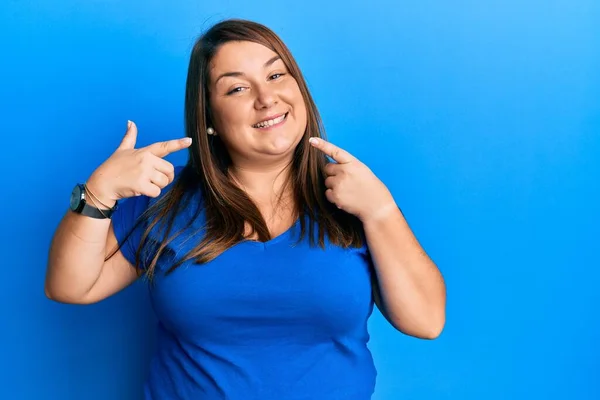 漂亮的黑发女人 加上穿着休闲的蓝色T恤的女人 笑容满面 用手指 牙齿和嘴指尖 牙齿健康概念 — 图库照片