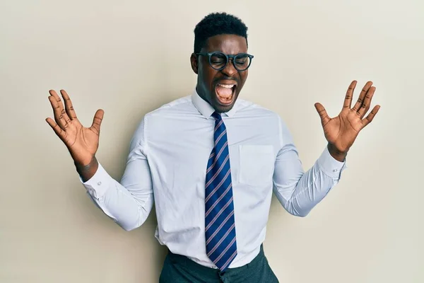 Schöner Schwarzer Mann Mit Brille Und Krawatte Der Verrückt Und — Stockfoto