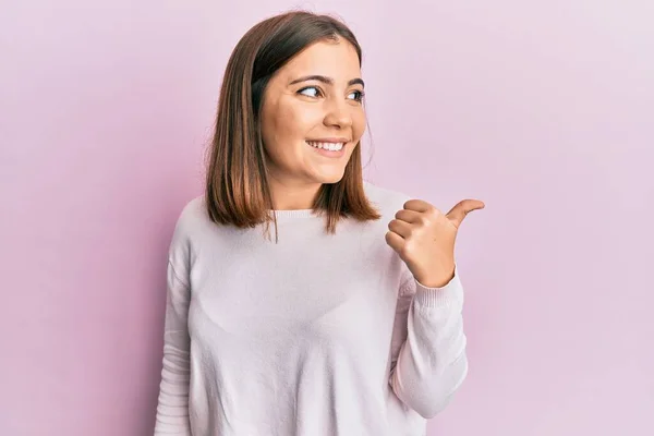 Jonge Mooie Vrouw Dragen Casual Kleding Glimlachen Met Gelukkig Gezicht — Stockfoto