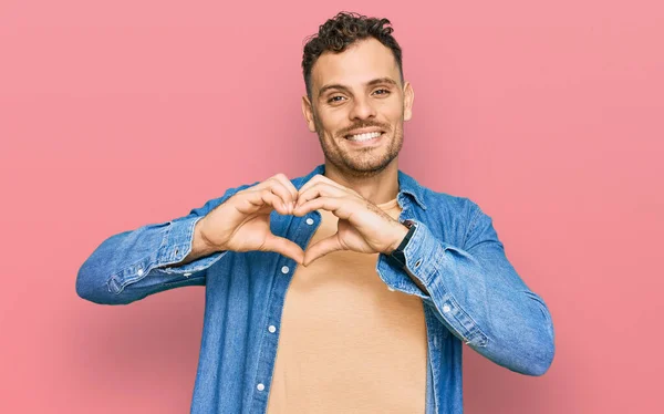 Jovem Hispânico Vestindo Roupas Casuais Sorrindo Amor Mostrando Símbolo Coração — Fotografia de Stock