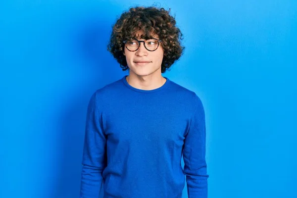 Joven Guapo Con Ropa Casual Gafas Mirando Hacia Otro Lado —  Fotos de Stock