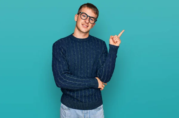 Mladý Blonďatý Muž Neformálním Oblečení Brýlích Širokým Úsměvem Tváři Ukazující — Stock fotografie