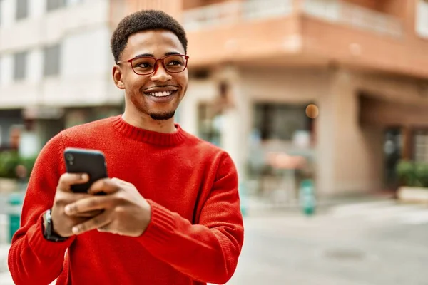 Knappe Afrikaanse Amerikaanse Man Buiten Met Behulp Van Smartphone Typen — Stockfoto