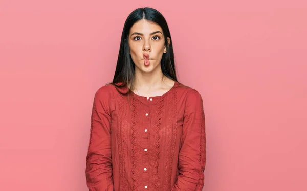 Молода Іспаномовна Жінка Повсякденному Одязі Робить Риб Яче Обличчя Губами — стокове фото