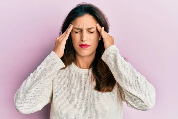 Gyönyörű Spanyol Alkalmi Ruhát Visel Kezével Fején Fejfájás Mert Stressz — Stock Fotó