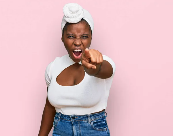 Mujer Africana Joven Con Turbante Con Turbante Pelo Sobre Fondo — Foto de Stock