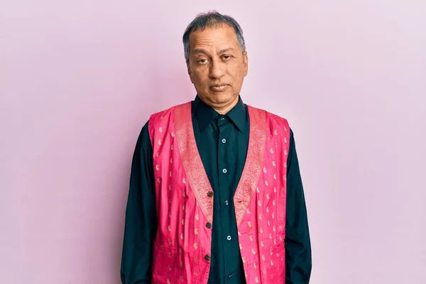 Homem Indiano Meia Idade Vestindo Roupas Tradicionais Indianas Deprimido Preocupar — Fotografia de Stock