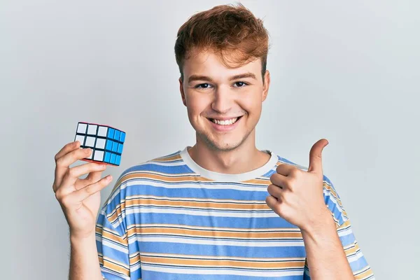 Young Caucasian Man Playing Colorful Puzzle Cube Intelligence Game Smiling — Stock Photo, Image