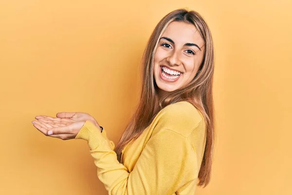 Mulher Hispânica Bonita Vestindo Camisola Amarela Casual Apontando Para Lado — Fotografia de Stock