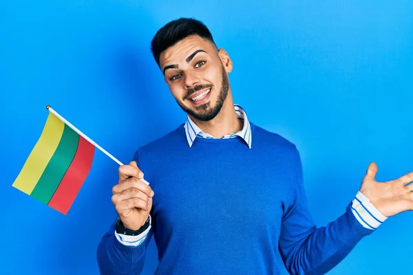 Jovem Hispânico Com Barba Segurando Bandeira Lithuania Celebrando Realização Com — Fotografia de Stock