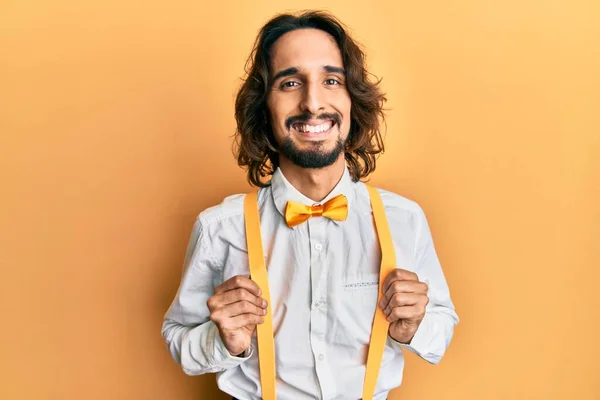 Joven Hombre Hispano Vistiendo Look Elegante Hipster Sonriendo Con Una —  Fotos de Stock