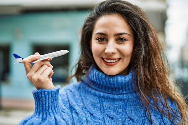 Ung Latinamerikansk Kvinna Ler Lycklig Stående Vid Staden — Stockfoto