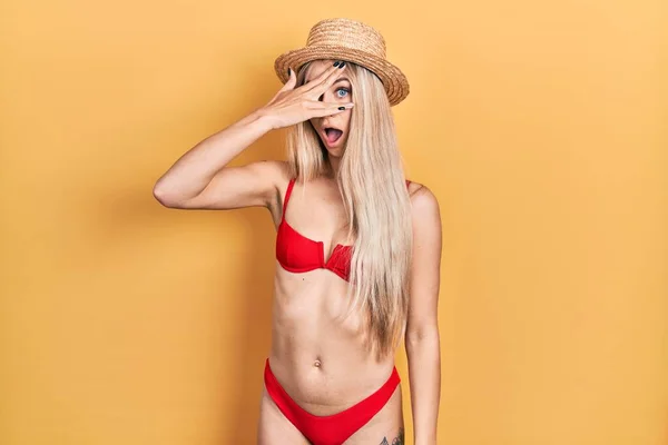Giovane Donna Caucasica Che Indossa Bikini Cappello Estivo Sbirciando Sotto — Foto Stock