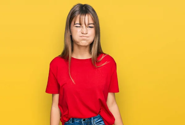 Adolescente Caucasiano Menina Vestindo Casual Vermelho Shirt Bochechas Inchadas Com — Fotografia de Stock