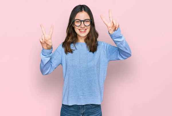Ung Vacker Kvinna Bär Casual Kläder Och Glasögon Leende Med — Stockfoto