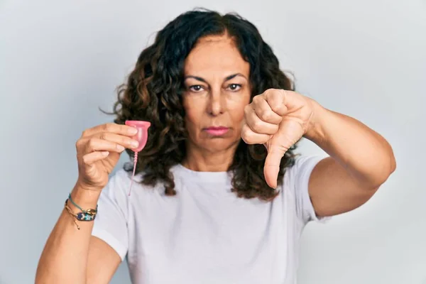 Středního Věku Hispánská Žena Drží Menstruační Pohár Rozzlobenou Tváří Negativní — Stock fotografie