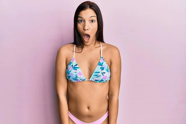 Genç Latin Kadın Bikini Giyiyor Korkmuş Ağzı Açık Kalmış Şaşırmış — Stok fotoğraf