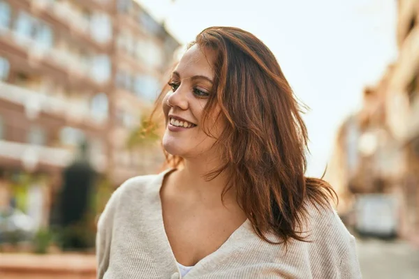 Genç Rlandalı Artı Cüsseli Kız Gülümseyerek Şehirde Mutlu Mesut Duruyor — Stok fotoğraf