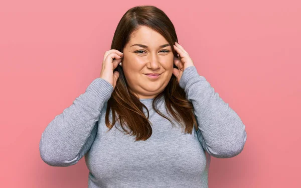 Krásná Brunetka Velikost Žena Neformálním Oblečení Zakrývající Uši Prsty Otráveným — Stock fotografie