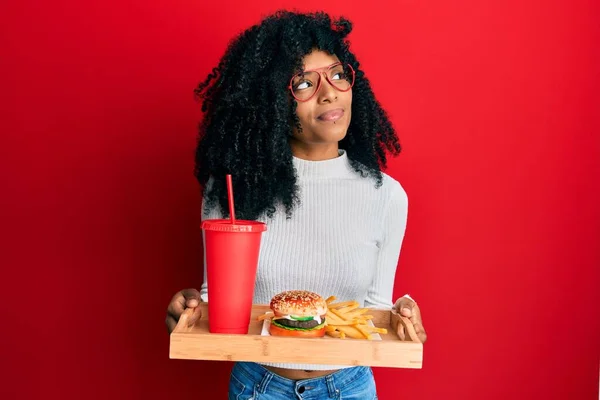 Африканська Американка Волоссям Афро Їдає Смачний Класичний Гамбургер Картоплею Содовою — стокове фото