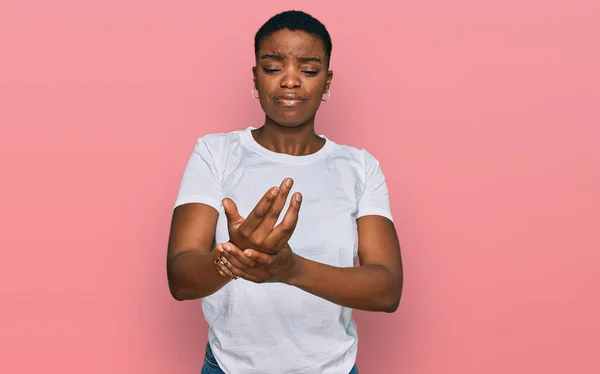 Jonge Afro Amerikaanse Vrouw Draagt Casual Wit Shirt Pijn Aan — Stockfoto