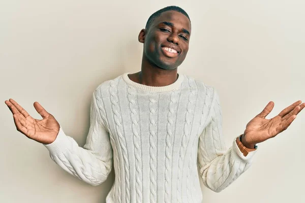 Jeune Homme Afro Américain Portant Des Vêtements Décontractés Souriant Montrant — Photo