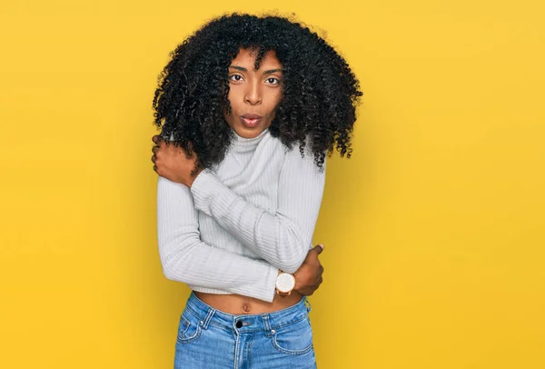 Chica Afroamericana Joven Con Ropa Casual Temblando Congelándose Para Frío —  Fotos de Stock