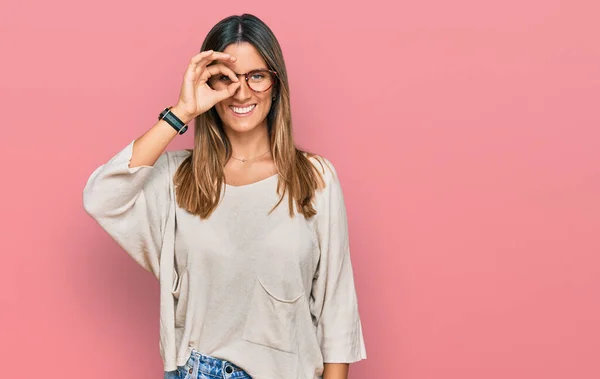 Mujer Joven Que Usa Ropa Casual Gafas Haciendo Buen Gesto —  Fotos de Stock