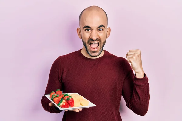 Jovem Careca Comendo Frutas Frescas Saudáveis Gritando Orgulhoso Celebrando Vitória — Fotografia de Stock