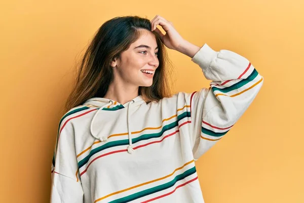 Mujer Caucásica Joven Con Ropa Casual Sonriente Seguro Tocar Cabello — Foto de Stock