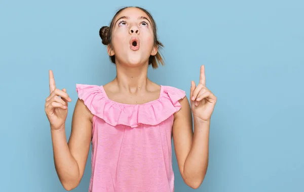 Hermosa Niña Morena Con Camisa Rosa Verano Asombrada Sorprendida Mirando — Foto de Stock