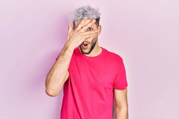 Homem Hispânico Jovem Com Cabelo Tingido Moderno Vestindo Camisa Casual — Fotografia de Stock