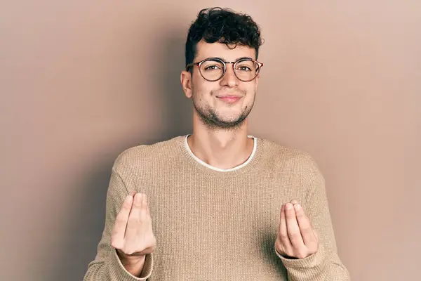Gündelik Kıyafetler Gözlük Takan Genç Spanyol Adam Elleriyle Para Hareketi — Stok fotoğraf