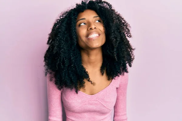 Africano Mulher Americana Com Cabelo Afro Vestindo Camisa Rosa Casual — Fotografia de Stock