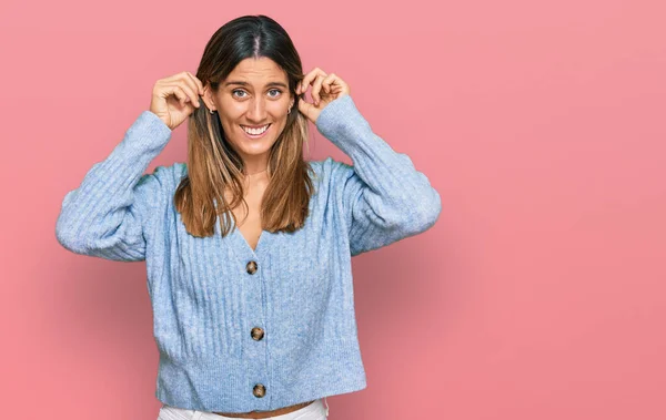 Junge Frau Lässiger Kleidung Lächelnd Mit Fingern Ohren Zuziehend Lustige — Stockfoto