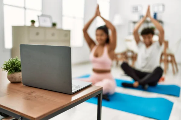 Genç Latin Spor Çifti Gülümseyerek Evde Online Yoga Dersi Almaktan — Stok fotoğraf