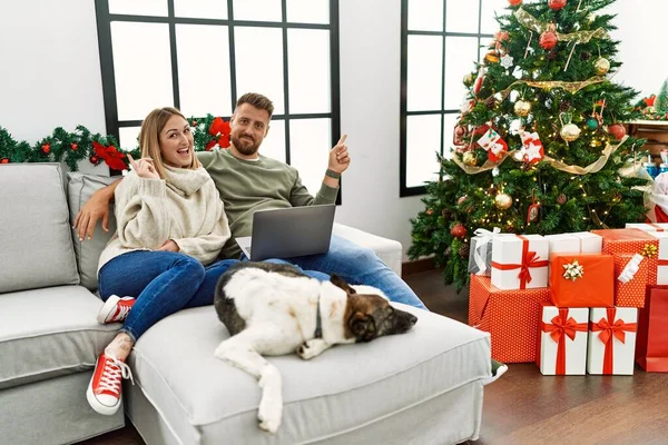 Casal Jovem Usando Laptop Sentado Árvore Natal Com Grande Sorriso — Fotografia de Stock