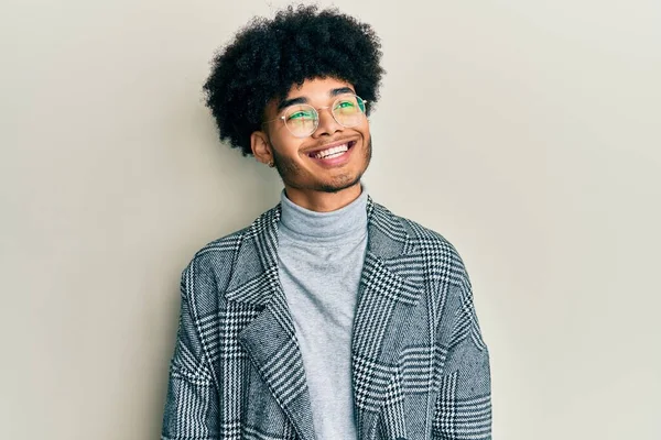 Junger Afrikanisch Amerikanischer Mann Mit Afro Haaren Trägt Eine Zur — Stockfoto