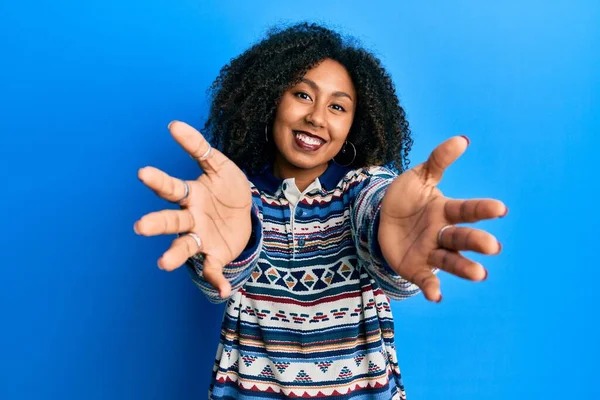 Mooie Afro Amerikaanse Vrouw Met Afrikaans Haar Casual Kleding Kijkend — Stockfoto