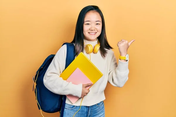 Joven Chica China Sosteniendo Mochila Estudiantil Libros Apuntando Espalda Con —  Fotos de Stock