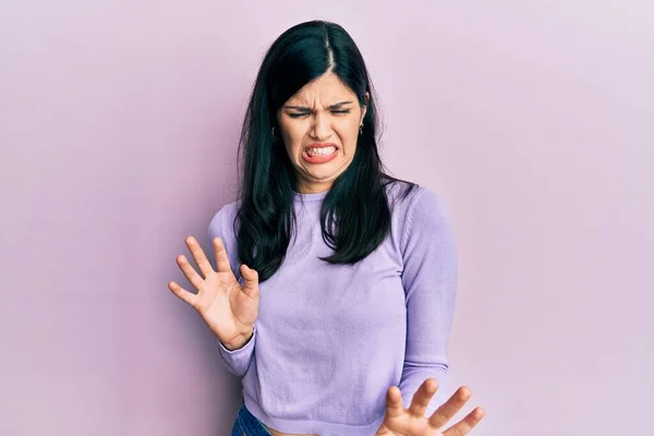 Mujer Hispana Joven Usando Ropa Casual Expresión Disgustada Disgustada Temerosa —  Fotos de Stock