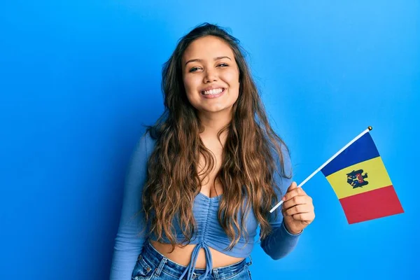 Jeune Fille Hispanique Tenant Drapeau Moldova Regardant Positif Heureux Debout — Photo
