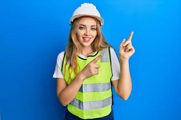 Mulher Branca Loira Bonita Vestindo Chapéu Duro Arquiteto Sorrindo Olhando — Fotografia de Stock