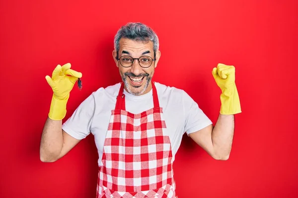 Guapo Hombre Mediana Edad Con Pelo Gris Usando Delantal Sosteniendo —  Fotos de Stock