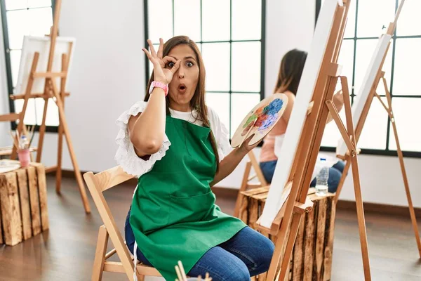 Jovens Artistas Hispânicos Pintando Sobre Tela Estúdio Arte Fazendo Gesto — Fotografia de Stock